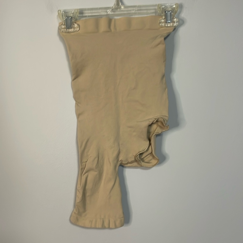 Skims Seamless Sculpt Mid Thigh Left One Leg Exposed size Med NWOT